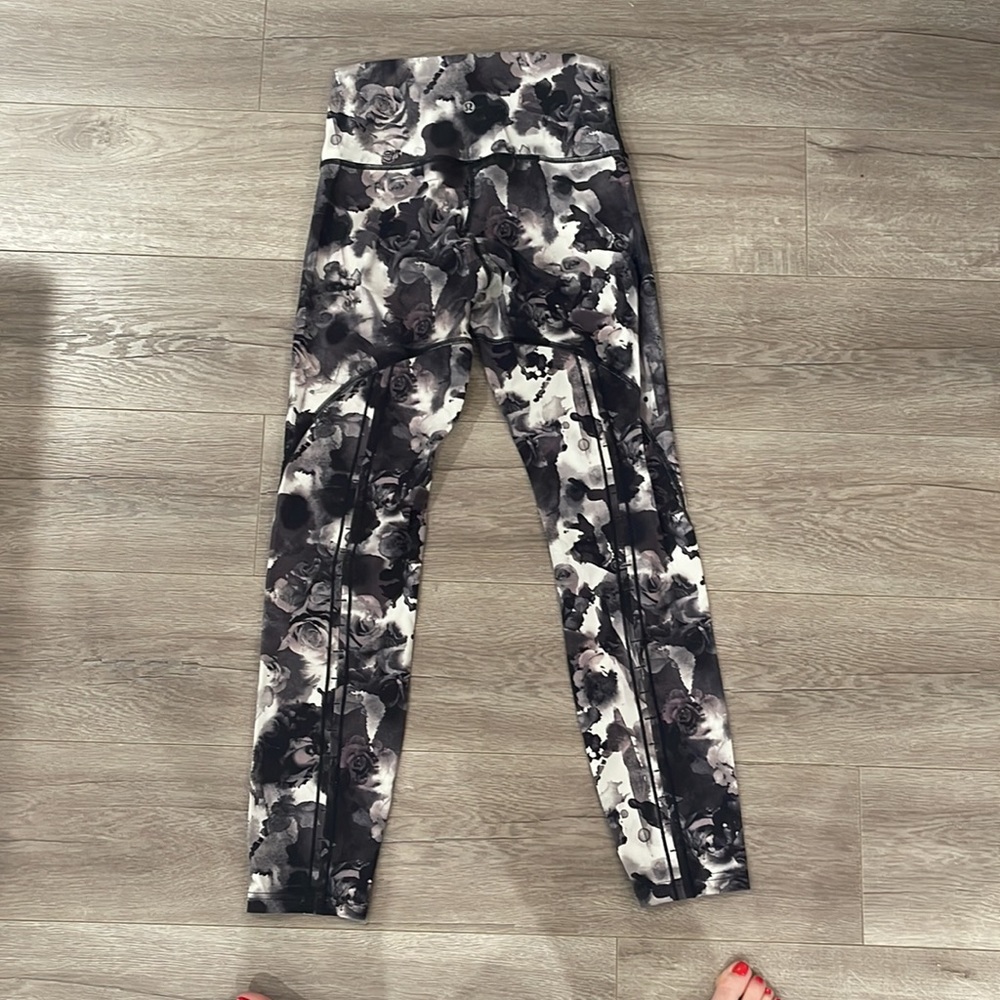 Lululemon Black & White Rose Pattern Leggings Siz… - image 2